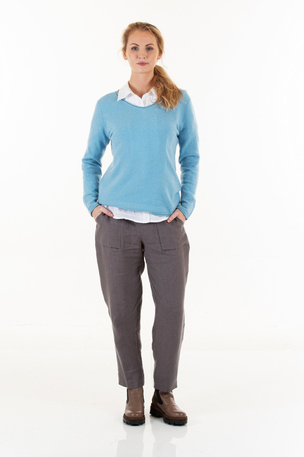 Relaxed fit V-neck cashmere jumper with rolled hems & pointelle