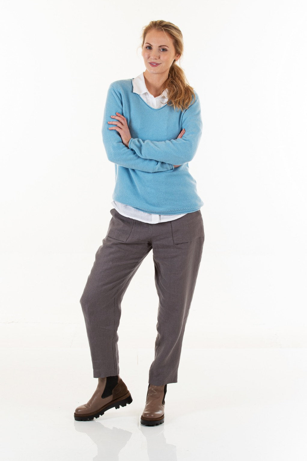 Relaxed fit V-neck cashmere jumper with rolled hems & pointelle